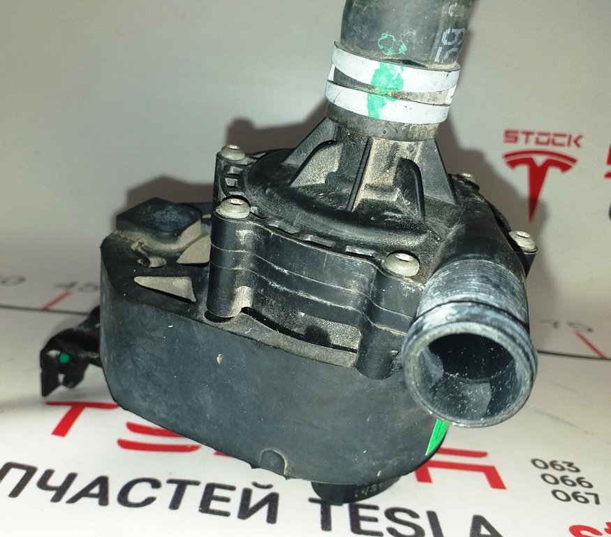 16 Coolant pump AWD Tesla model S 1067473-00-H